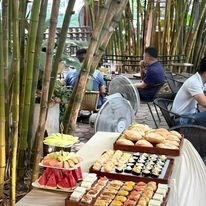 Tiệc họp mặt tại quán cafe