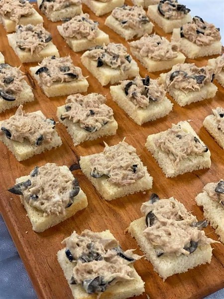 Cá ngừ và bánh mỳ