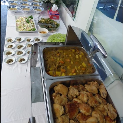 Cari bò và gà nướng xì dầu