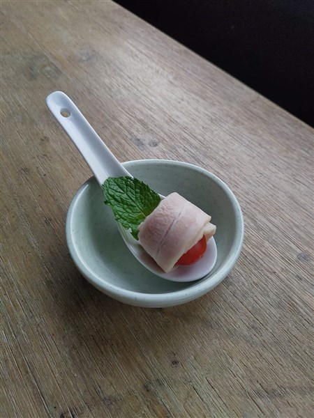 Thịt xông khói và cà chua bi